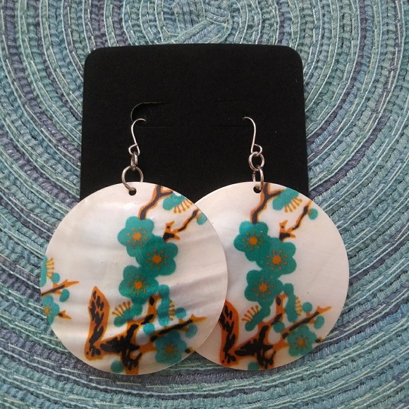 Painted shell earrings - Picture 1 of 3